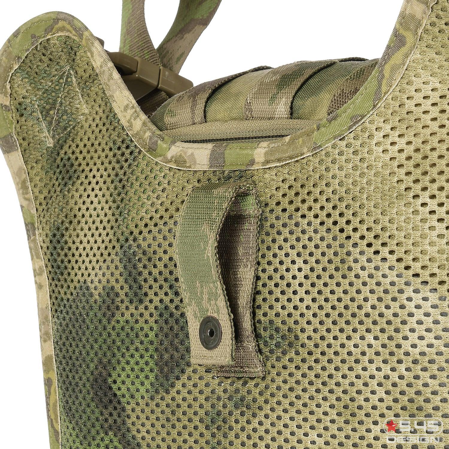 Air Mesh inserts inside the bag ensure ventilation and at the same time protect your body from chaffing caused by the bag contents.